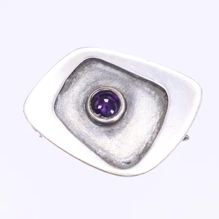 Brosch med lila sten, 25x21mm, tillv. JSS Sandin & Söner (Jarl Sandin), Göteborg 1957, signerad J Sandin ristat i metallen, åldersbetingat slitage, silver 830/1000 Vikt: 4,9 g