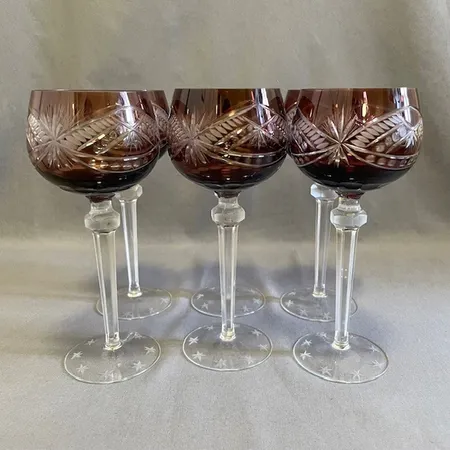 Sex vinglas, med lila/rött och vitglas, höjd ca 21cm, en med tillverkningsdefekt. 