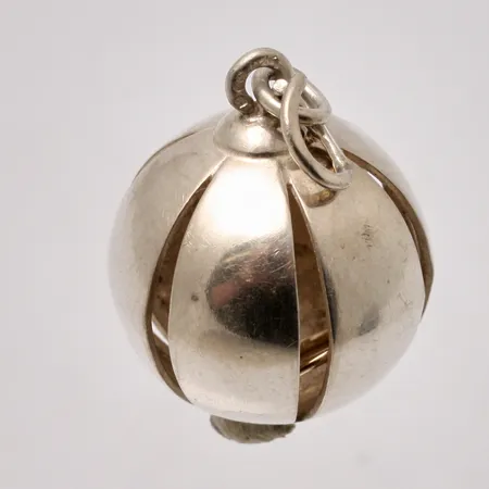 Hänge i silver, mått 17,5x29,8mm, 830/1000, löpögla öppen, vikt 4,51g.