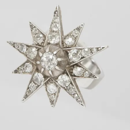 Ring, gammalslipade diamanter 1 x ca 0,50ct + 5 x ca 0,16ct + 5 x ca 0,10ct + 15 x 0,01-0,02ct, stl 18, fattning i silver, skena i 18K, bruttovikt: 17,7g. 