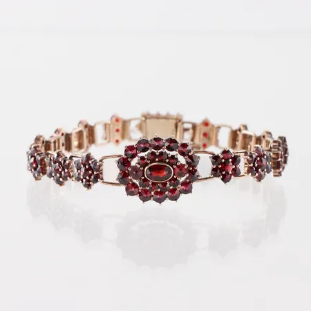 Armband med granater, förgyllt silver, längd ca 18 cm, bredd 9.2-18.1 mm. Vikt: 0 g