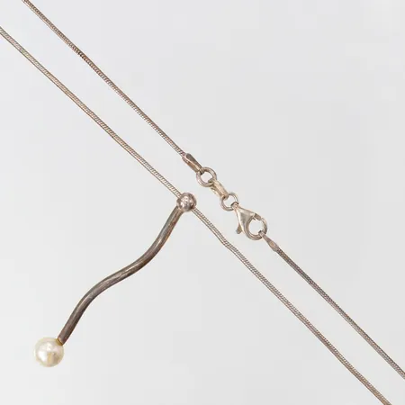 Collier med integrerat hänge, längd 45cm, bredd 1-6mm, pärla med skada, silver 925/1000.  Vikt: 5,4 g