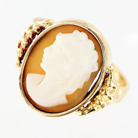 Ring, camé, stl 18¼, bredd 2,5-17mm, camé defekt i kant, 18K Vikt: 4,6 g