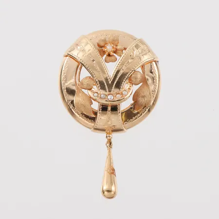 Brosch med små pärlor, höjd med droppen ca 50 mm, 18k. Vikt: 6,2 g