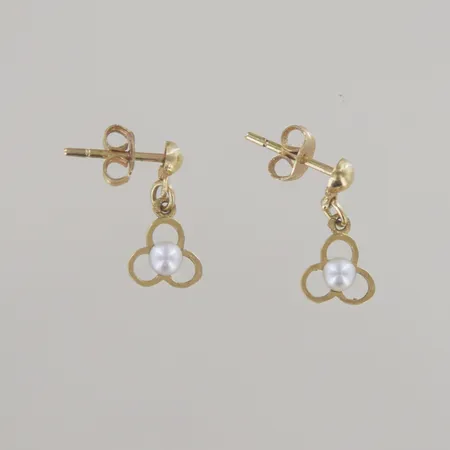 Ett par örhängen med pärla, längd 1,5 cm, 18K Vikt: 1,4 g