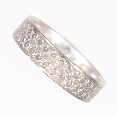 Ring, mönstrad dekor, tillv. Schalins, stl 16¾, bredd 5mm, vitguld, gravyr, 18K  Vikt: 5 g