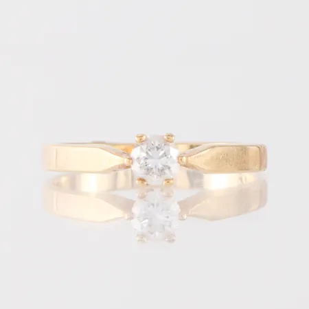 Ring med solitär diamant på 0.28 ct enligt gravyr, storlek 17 mm, bredd 2-4.6 mm, 18k. Vikt: 2,4 g