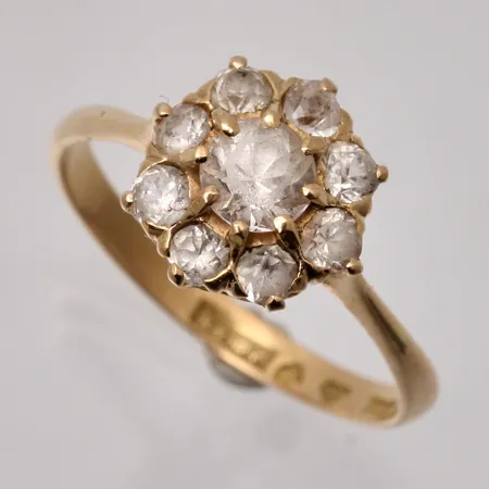 Ring i 18K guld, stl 18, bredd 2,4-10,8mm, 9st vita stenar, Ø2,6-4,5mm, tillverkad av Ceson Guldvaru Ab, år 1952, vikt 2,87g.