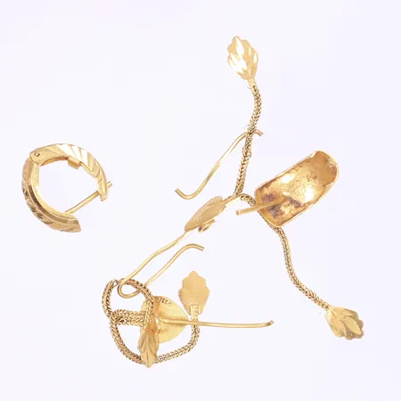 Diverse guld, defekt, 21K  Vikt: 4,4 g