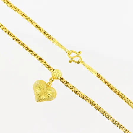 Collier,  45cm, bredd 2,5mm, integrerat hänge hjärta 25x17mm, S-lås, 23K.  Vikt: 15,2 g