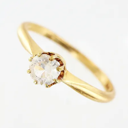 Ring, vit sten, stl 15½, bredd 1-4,5mm, nagg och slitage på sten, 18K.  Vikt: 1,5 g