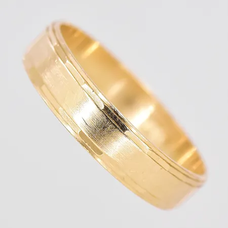 Ring, stl 20¾, bredd 5mm, graverad, 18K Vikt: 4,1 g