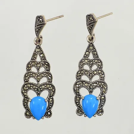 Ett par örhängen med turkosa stenar samt markasiter, ca 45mm, bredd ca 6-14mm, saknar snurrebussar, 925/1000 silver Vikt: 7,5 g