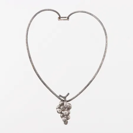 Collier stelt med druvklase, Heribert Engelbert Stigbert, höjd ca 16 cm, bredd ca 10.5 cm, silver. Vikt: 33,7 g