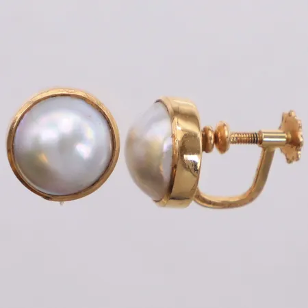 Ett par örhängen med odlade mabépärlor Ø10,5mm, längd 12,3mm, bredd 11,8mm, Stigbert, år 1971, skruvlås, 18K  Vikt: 7 g