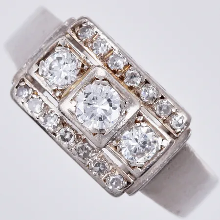 Ring med diamanter 1xca 0,16ct, 2xca0,10ct, 14xca0,01ct åttkantslipade, stl: ca 18, bredd: ca 3-9mm, Ceson Guldvaru Ab, Göteborg, år 1965, vitguld, 18K  Vikt: 6,9 g