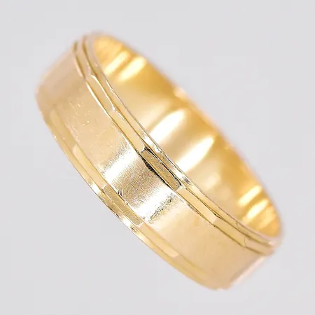 Ring, stl 16¾, bredd 5mm, graverad, 18K Vikt: 3,2 g