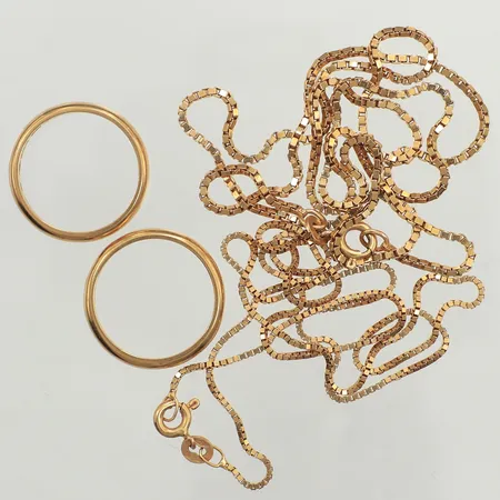 Två ringar, gravyr, två kedjor, defekta, 18K Vikt: 18 g