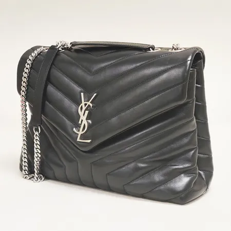 Väska Saint Laurent LouLou medium Bag, svart matelassé-läder, 574946/DV726, mått 29x23x11cm, beslag i vitmetall, två fack, ett fack samt central ficka med dragkedja, kvitto från NK 2021, dustbag.