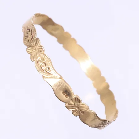 Armring, mönstrad dekor, Ø65mm, bredd 8mm, något ojämn, 18K  Vikt: 16,2 g