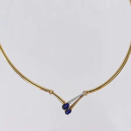 Collier, halvstelt med safirer samt diamanter 7xca 0,01-0,03ct, längd ca 40cm, bredd ca 3-9mm, 18K Vikt: 24,9 g