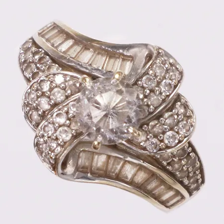 Ring, vita stenar, stl 17, bredd 1,8-15mm, vitguld, omrodinering behövs, 18K Vikt: 5,1 g