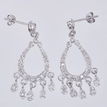 Ett par örhängen med vita stenar, längd ca 3,5cm, bredd ca 16mm, 925/1000 silver  Vikt: 5,6 g