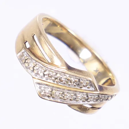 Ring med diamanter totalt 14xca 0,005ct, stl 16¾, bredd 3-8mm, repig, 18K  Vikt: 4,5 g