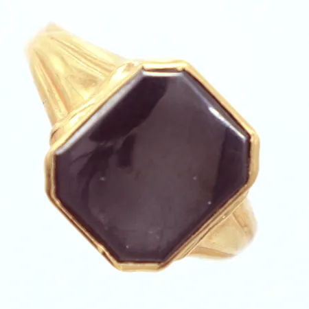 Klackring, Ø22½, troligtvis hematit, något ojämn,18K Vikt: 4,9 g