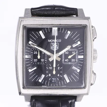 Herrur Tag Heuer Monaco, Ø38mm, automat, kronograf, datum, ref CW2111, serienummer HN0739, läderband med viklås, bruksslitage, poleringsmärken i plexiglas, tickar men ej testad för tidshållning, inga tillbehör