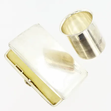 Bägare höjd 5cm, Ø4,5cm, etui 10x6,5cm, båda med defekter, gravyrer, silver 830/1000. Vikt: 101,5 g