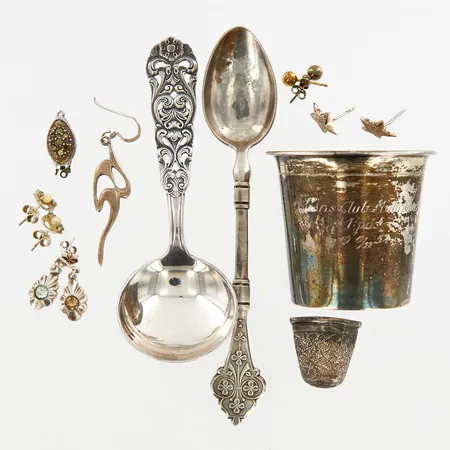 Bägare 50mm, Ø50mm, gravyr, 2 skedar, 10,5-12,5cm, fingerborg defekt, 4 par örhängen, udda örhänge, lås till collier, defekter, silver 830-925/1000 Vikt: 63,3 g