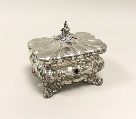 Skrin med lock, nyckel saknas, skevheter på lock, höjd 13cm, bredd  15x12cm, Dufva AB 1937 Stockholm, silver 830/1000. Vikt: 528 g