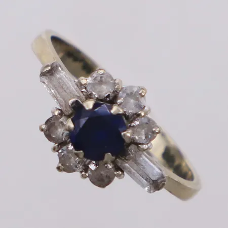 Ring med blå och vita stenar, stl 16½, bredd 1,3-9,6mm, silver 925/1000 Vikt: 2,6 g