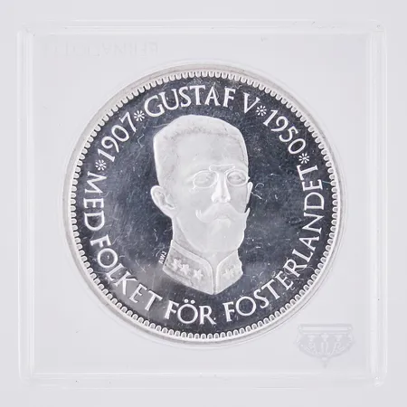 Minnesmynt, Ø 38,6mm, Konungaätten Bernadotte, Gustaf V 1907-1950 Med folket för fosterlandet, plastkassett, 925/1000 Silver  Vikt: 25,3 g