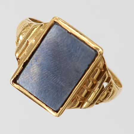 Ring med svart sten, stl: 19, bredd 2,3-14mm, fattning med skador, 18K.  Vikt: 5,5 g