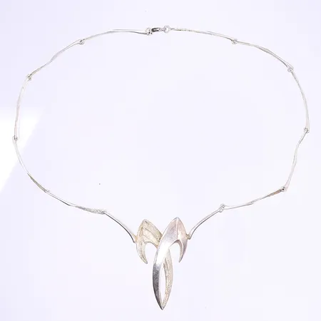 Halscollier med integrerat hänge, längd 43cm, låset ej original, silver 925/1000 Vikt: 16,5 g