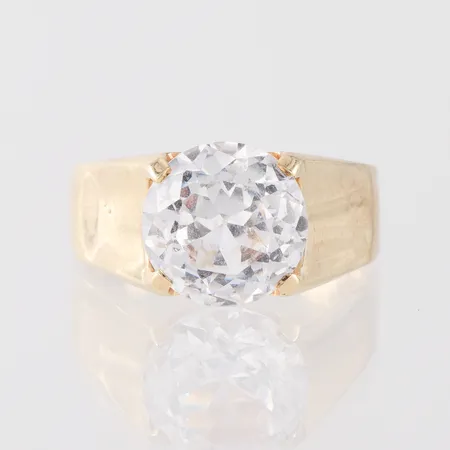 Ring med sten, storlek 19 ¼ mm, bredd 3.4-10.5 mm, 14k. Vikt: 6,1 g