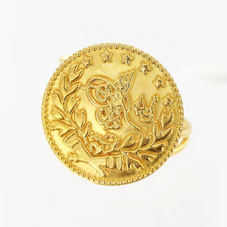 Ring, myntliknande platta Ø18mm, stl 18, bredd 1,5-18mm, något skev, 21K.  Vikt: 2,3 g