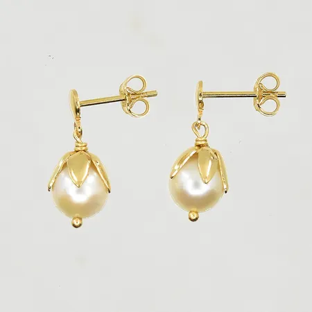 Ett par örhängen med pärlor Ø7 mm, längd 17 mm, 18K. Vikt: 2,1 g