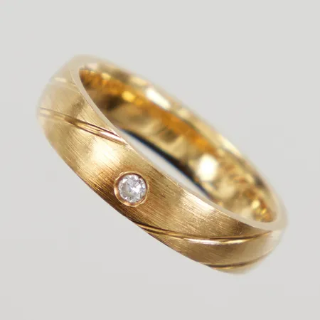 Ring med diamant ca 1x0,03ct, indikerar på syntetisk diamant, stl 16, bredd 4,1mm, gravyr, 18K,  Vikt: 4,6 g