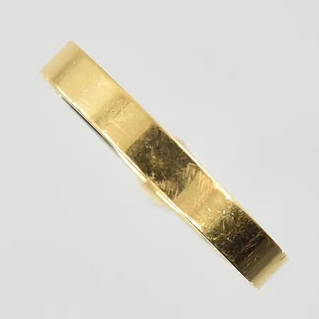 Ring, stl 17¼, bredd 3 mm, gravyr, 18K.  Vikt: 3,9 g