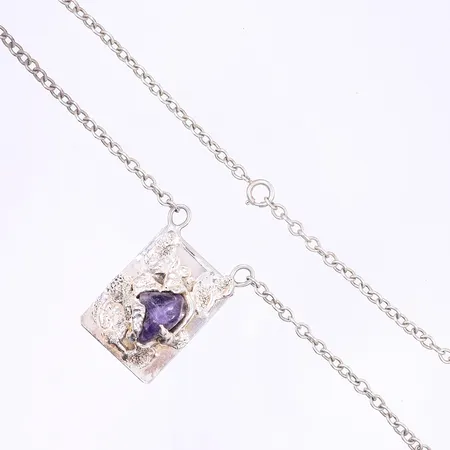 Collier med infattad sten (troligen ametist), stämplad D.S. Denmark, handmade, Dansk Smykkekonst, Brønshøj, kedjans längd 51cm, hänge 30x40mm