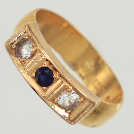 Ring, stenar, stl 17¼, bredd 4,8mm, ovandel 18K, skena 23K, bruttovikt 6,2g Vikt: 6,2 g