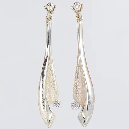 Ett par örhängen med vita stenar, 48x9mm, saknar snurrebussar, silver 925/1000.  Vikt: 4,2 g