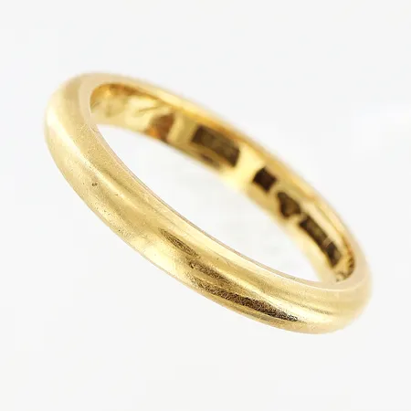 Ring, slät, stl 15¾, bredd 2,5mm, gravyr, 18K.  Vikt: 3,7 g