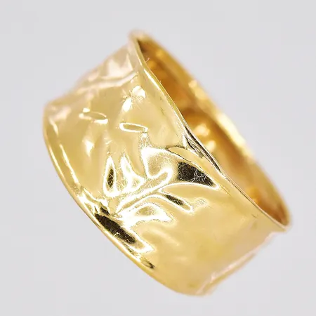 Ring, stl 15¾, bredd 7-9,5mm, bucklig, 18K Vikt: 1,5 g