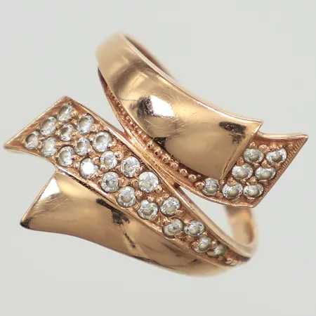 Ring med vita stenar, stl 20¼, bredd 25,5mm, 14K Vikt: 4 g