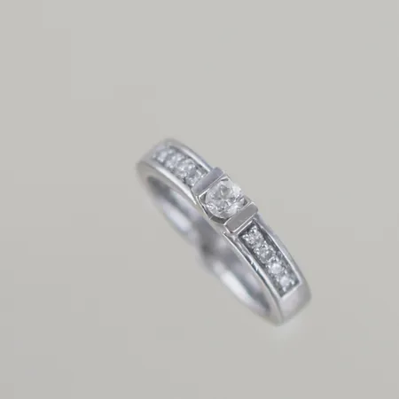 Ring med diamanter tot 0,30ct, Ø 16 mm, bredd 3,6 mm, 18k Vikt: 4,8 g