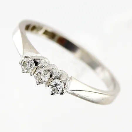 Ring, diamanter 3 x ca 0,05ct, stl 16¼, bredd 2-3mm, vitguld, 18K Vikt: 2,7 g